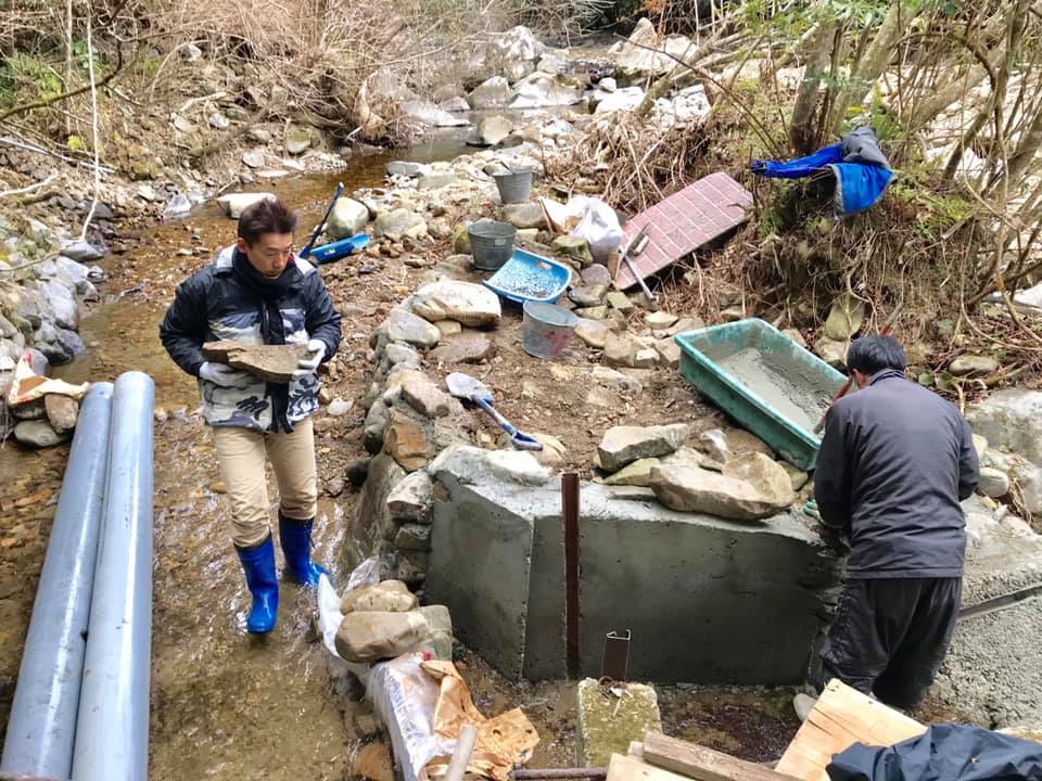 ヤマメ養殖場水門の補修作業